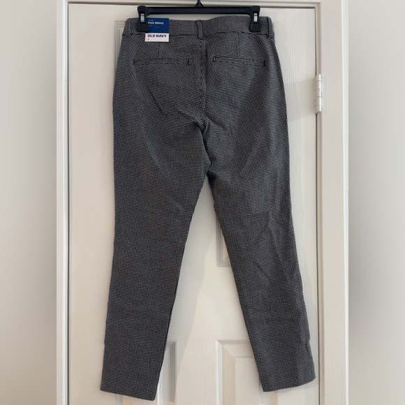 NWT Never worn. Old Navy Pixie Skinny Pants Size 4. - Picture 2 of 4